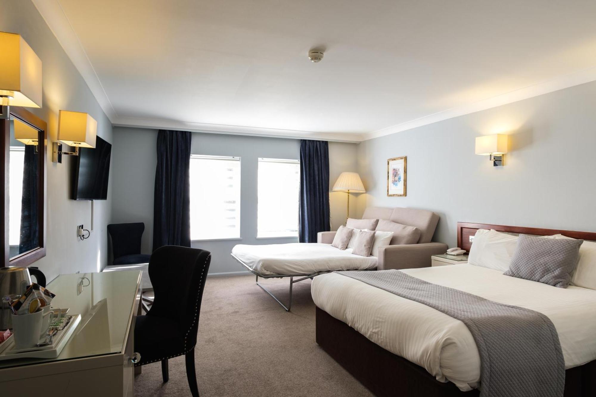 Moor Hall & 4*