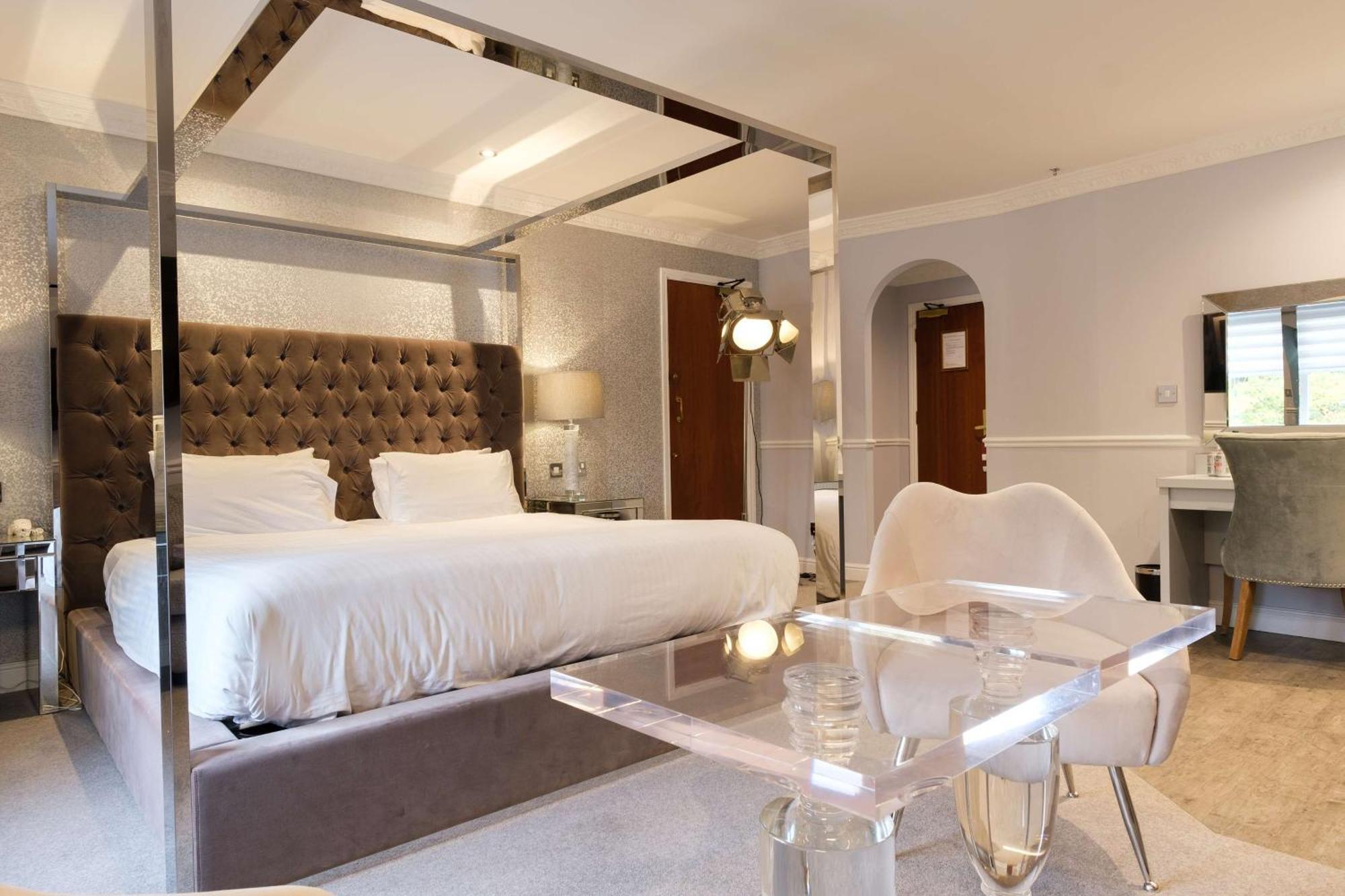 Moor Hall & 4*